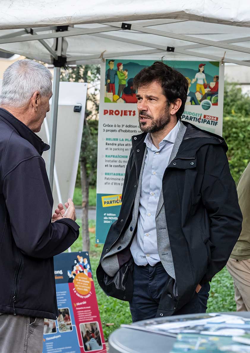 Rencontres-quartier Photo du maire Guillaume Lissy échangeant avec un habitant lors de l'événement Rencontres de Quartiers.