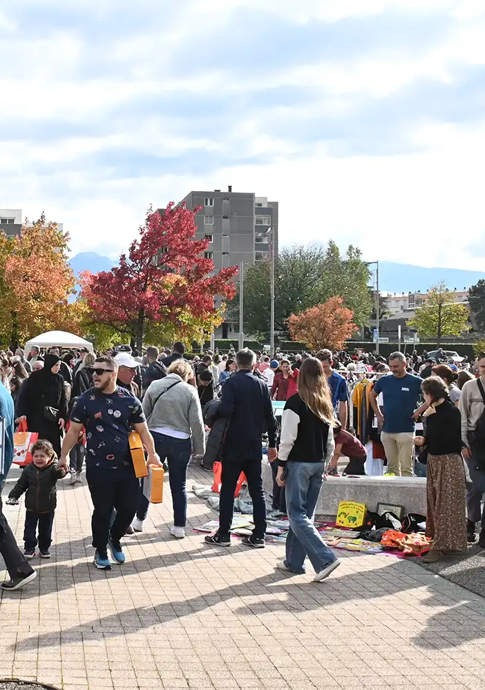 Brocante automne Photographie verticale du totem situé sur la place Lucie Baud.