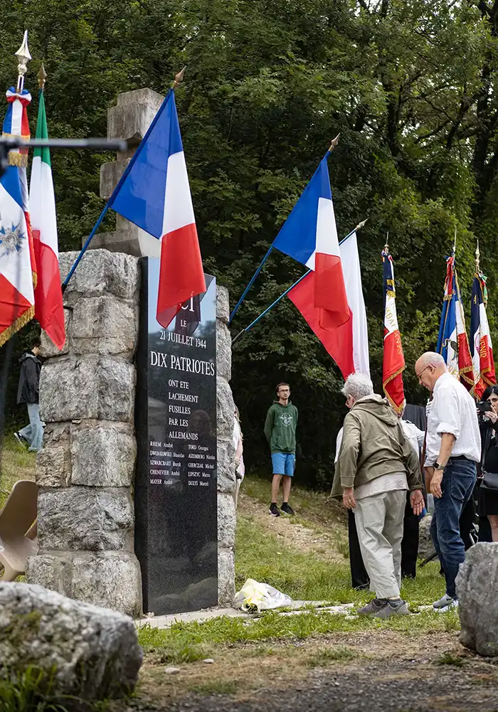 Commémoration fusillés du désert de l’Écureuil Photographie verticale du totem situé sur la place Lucie Baud.